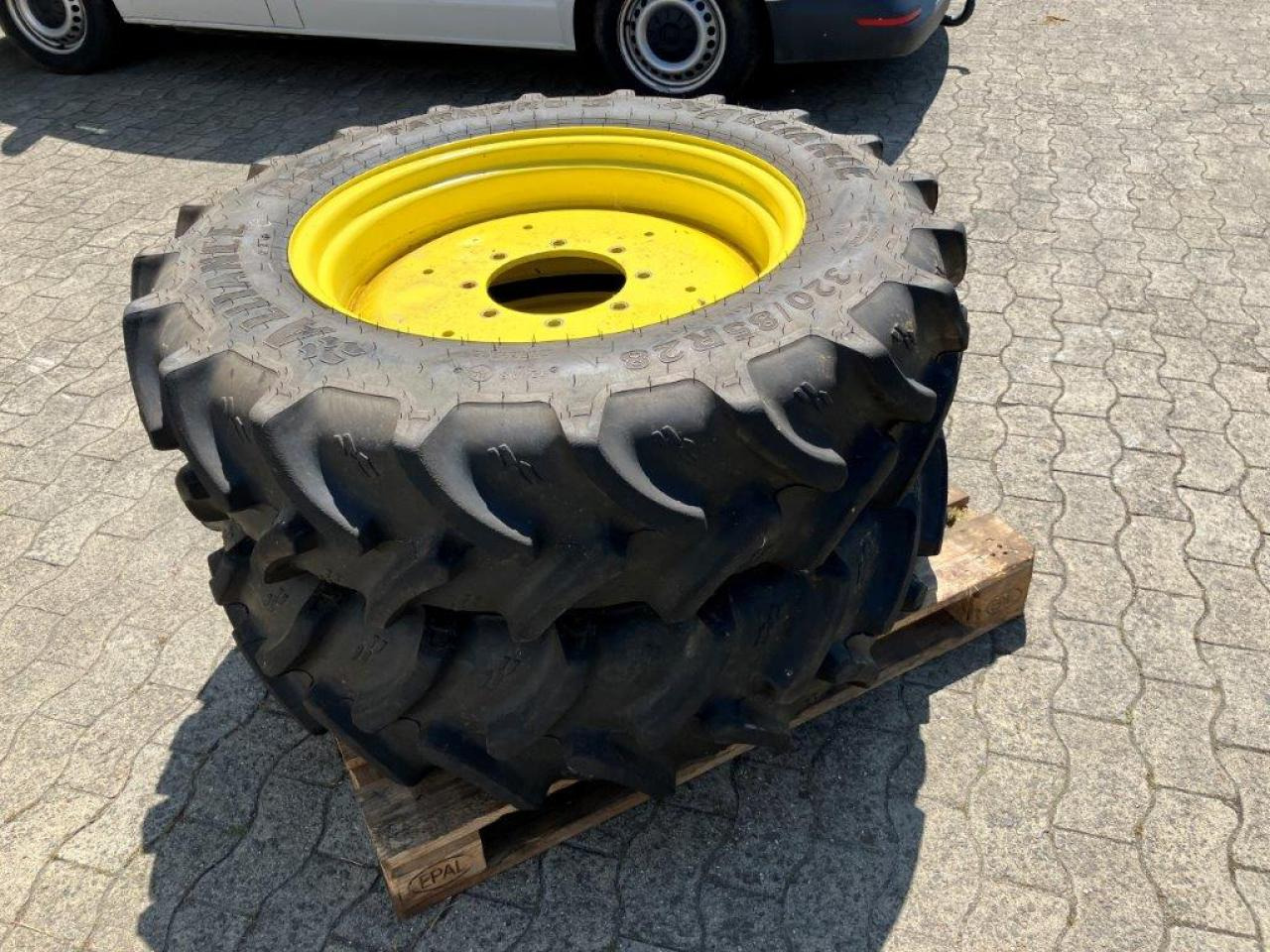 Alliance 320/85R28 - Gumiabroncs - Mezőgazdasági gépek: 2 kép. Alliance 320/85R28 - Gumiabroncs - Mezőgazdasági gépek: 2 kép.