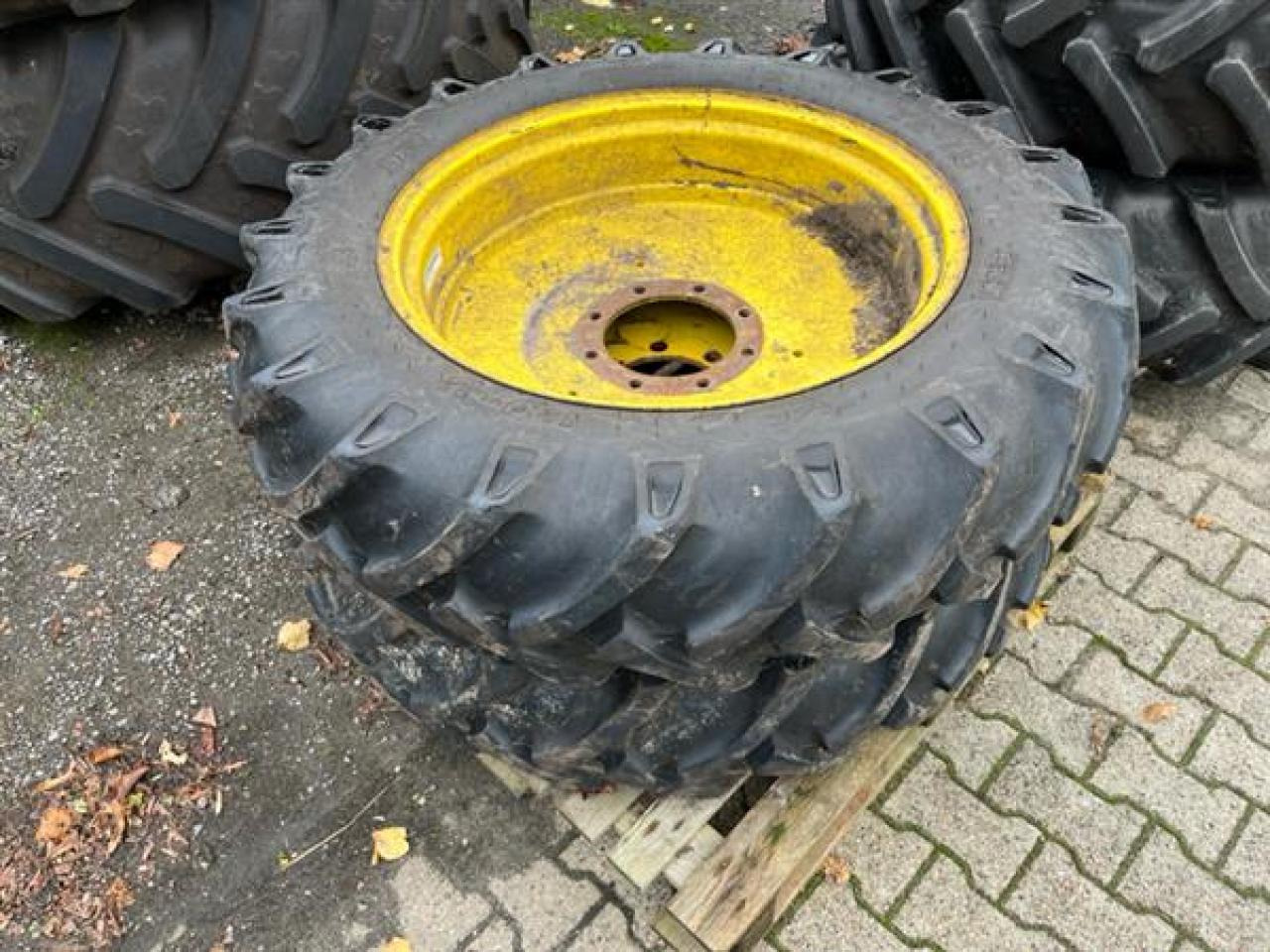 BKT 12.4-32 - Gumiabroncs - Mezőgazdasági gépek: 1 kép. BKT 12.4-32 - Gumiabroncs - Mezőgazdasági gépek: 1 kép.