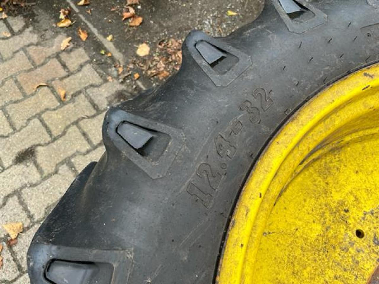 BKT 12.4-32 - Gumiabroncs - Mezőgazdasági gépek: 3 kép. BKT 12.4-32 - Gumiabroncs - Mezőgazdasági gépek: 3 kép.