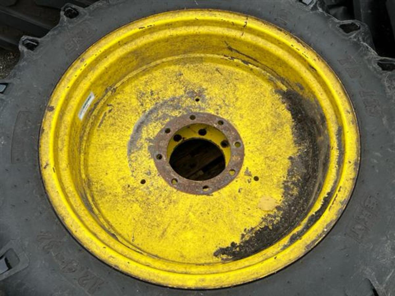 BKT 12.4-32 - Gumiabroncs - Mezőgazdasági gépek: 2 kép. BKT 12.4-32 - Gumiabroncs - Mezőgazdasági gépek: 2 kép.