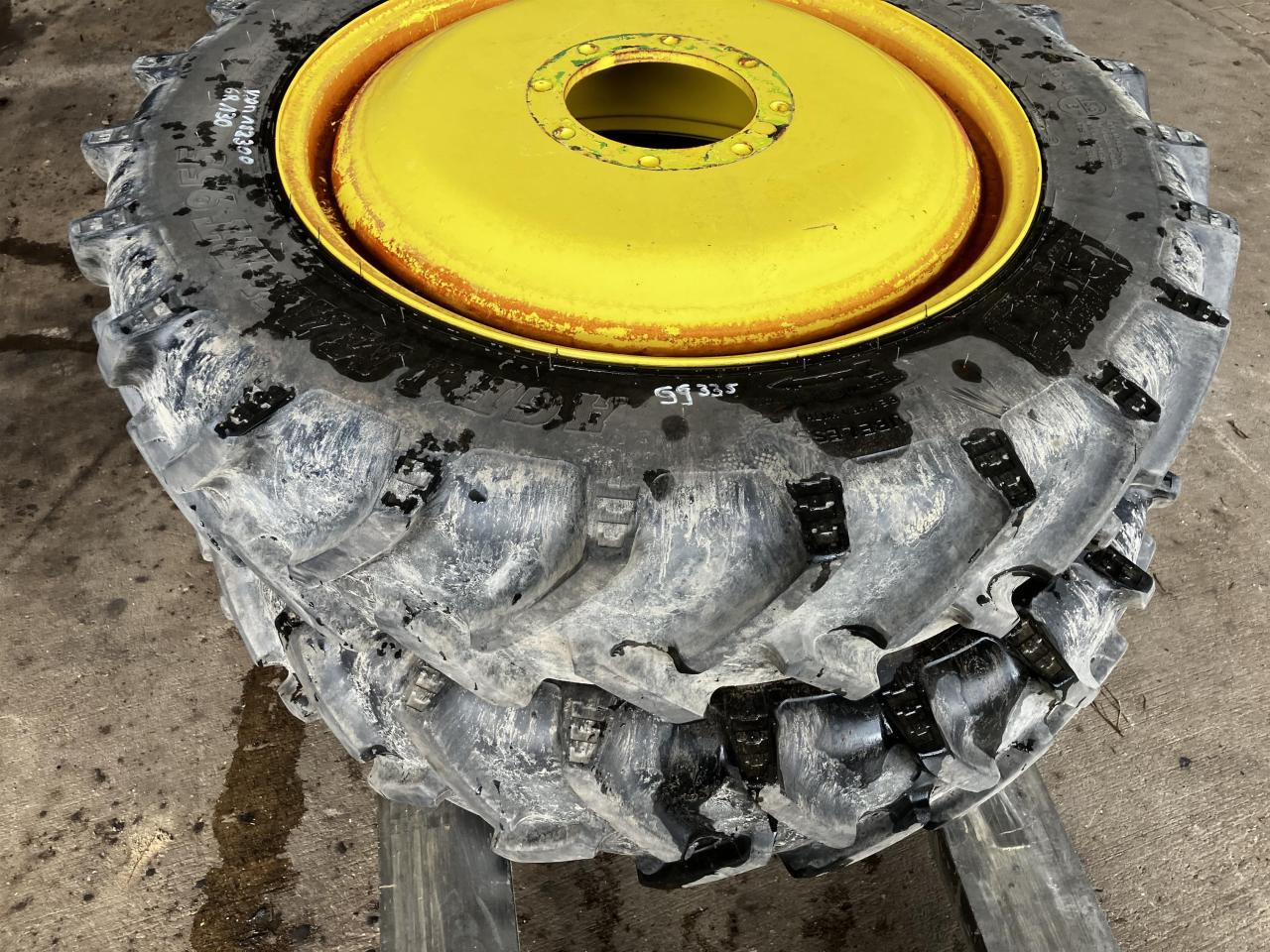 BKT 270/95R32 - Gumiabroncs - Mezőgazdasági gépek: 4 kép. BKT 270/95R32 - Gumiabroncs - Mezőgazdasági gépek: 4 kép.