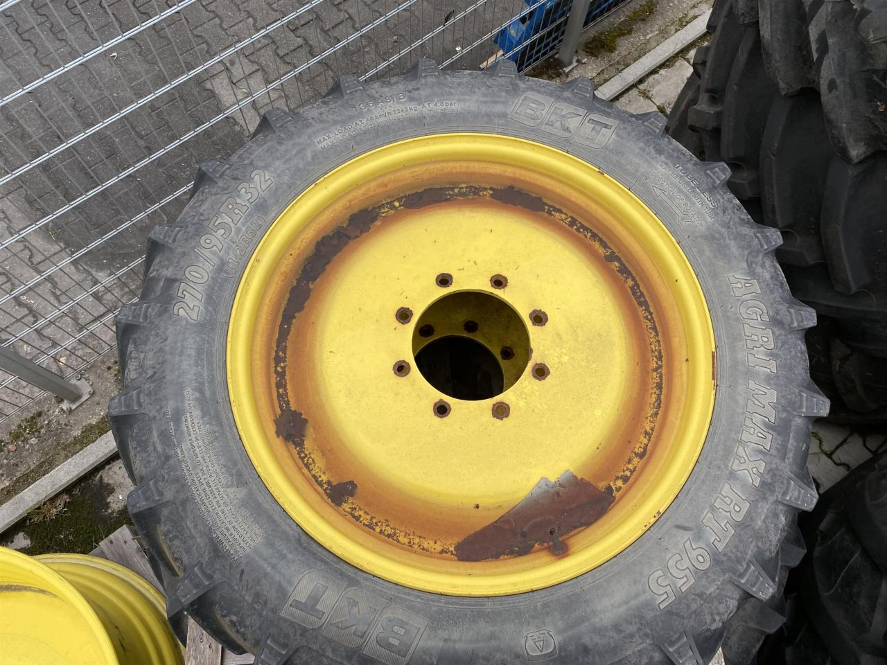 BKT 270/95R32 - Gumiabroncs - Mezőgazdasági gépek: 2 kép. BKT 270/95R32 - Gumiabroncs - Mezőgazdasági gépek: 2 kép.