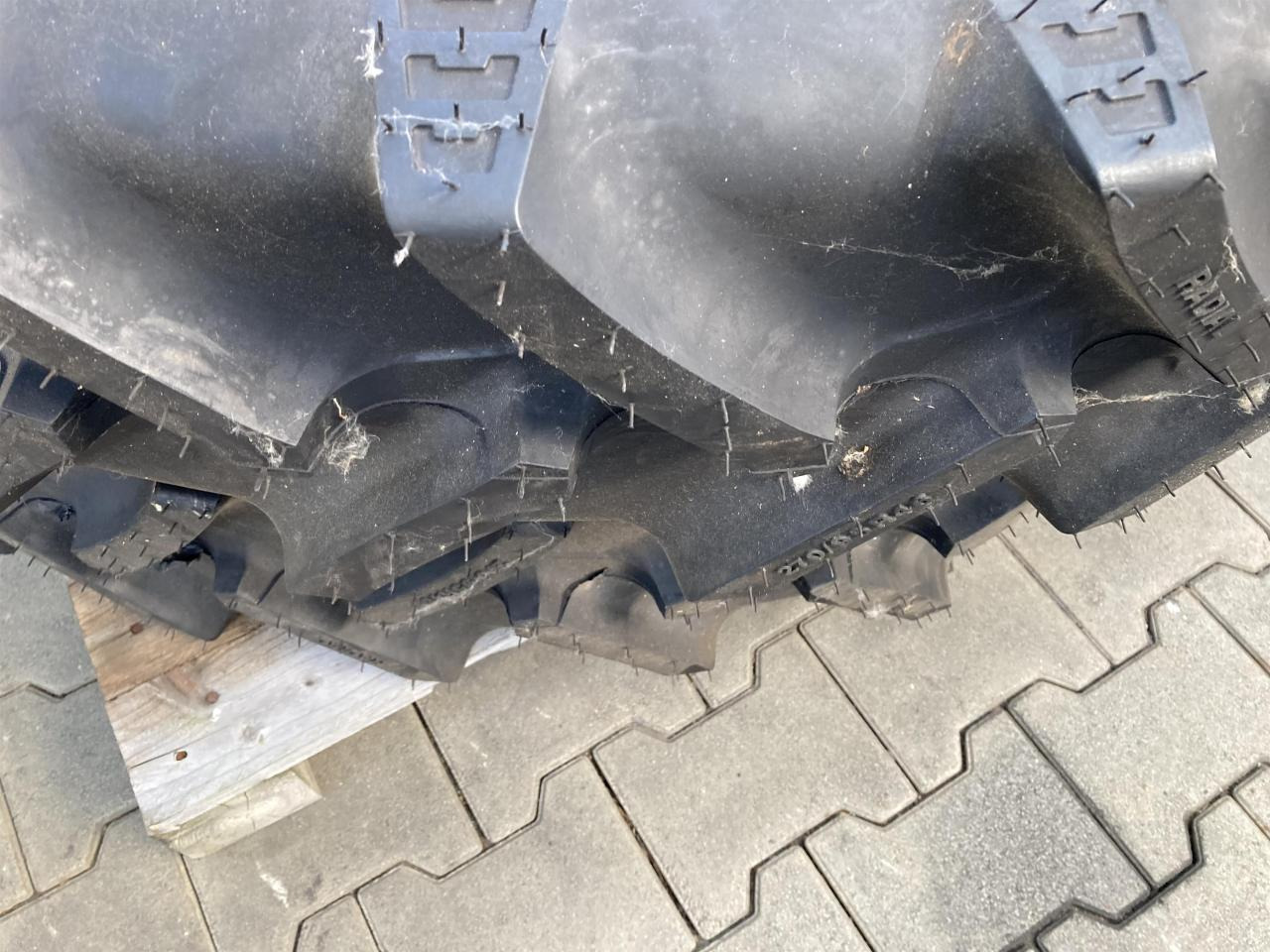 BKT 270/95R46 - Gumiabroncs - Mezőgazdasági gépek: 3 kép. BKT 270/95R46 - Gumiabroncs - Mezőgazdasági gépek: 3 kép.