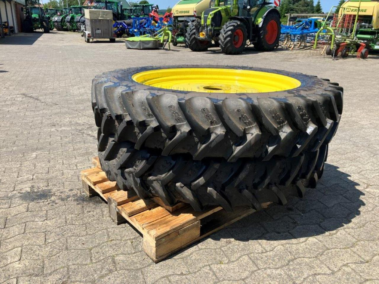 BKT 320/90R42 - Gumiabroncs - Mezőgazdasági gépek: 2 kép. BKT 320/90R42 - Gumiabroncs - Mezőgazdasági gépek: 2 kép.