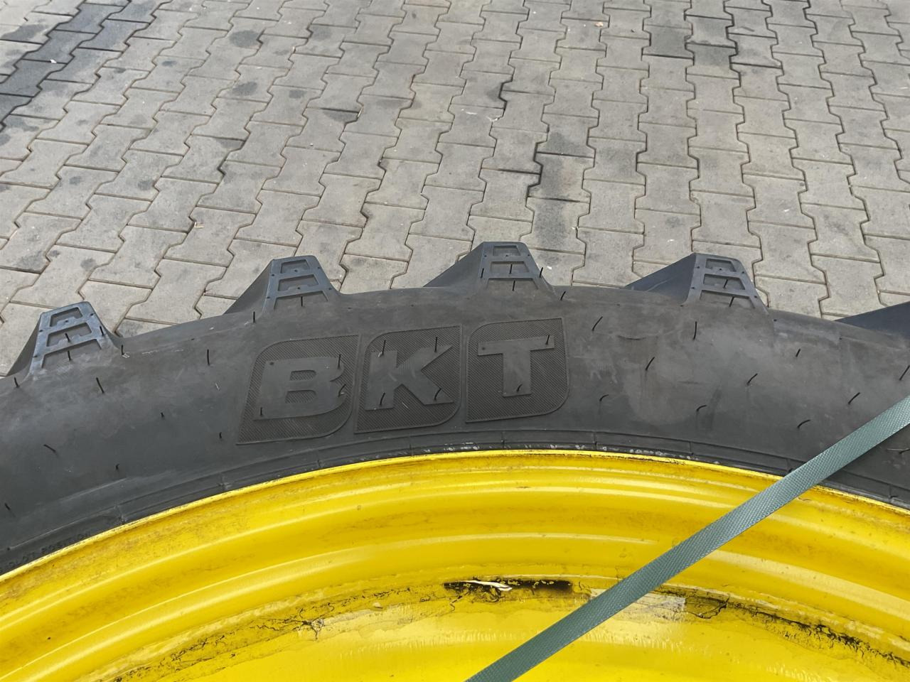 BKT 340/85R48 - Gumiabroncs - Mezőgazdasági gépek: 4 kép. BKT 340/85R48 - Gumiabroncs - Mezőgazdasági gépek: 4 kép.