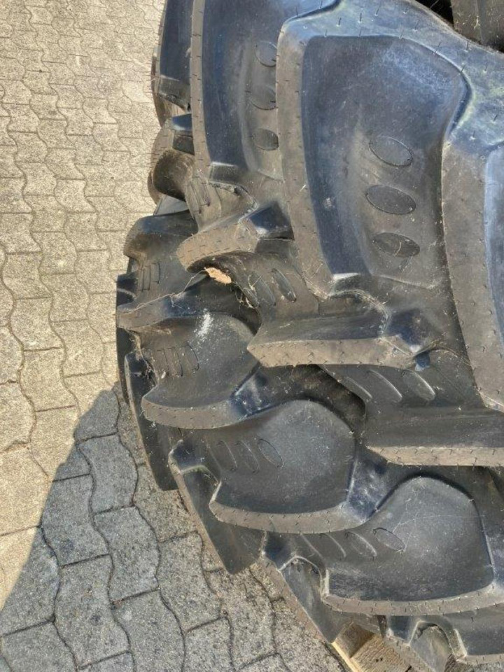BKT 480/65R28 - Gumiabroncs - Mezőgazdasági gépek: 2 kép. BKT 480/65R28 - Gumiabroncs - Mezőgazdasági gépek: 2 kép.