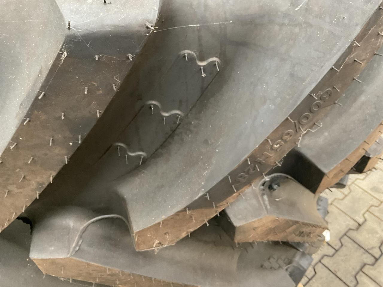 BKT 600/65R28 - Gumiabroncs - Mezőgazdasági gépek: 5 kép. BKT 600/65R28 - Gumiabroncs - Mezőgazdasági gépek: 5 kép.