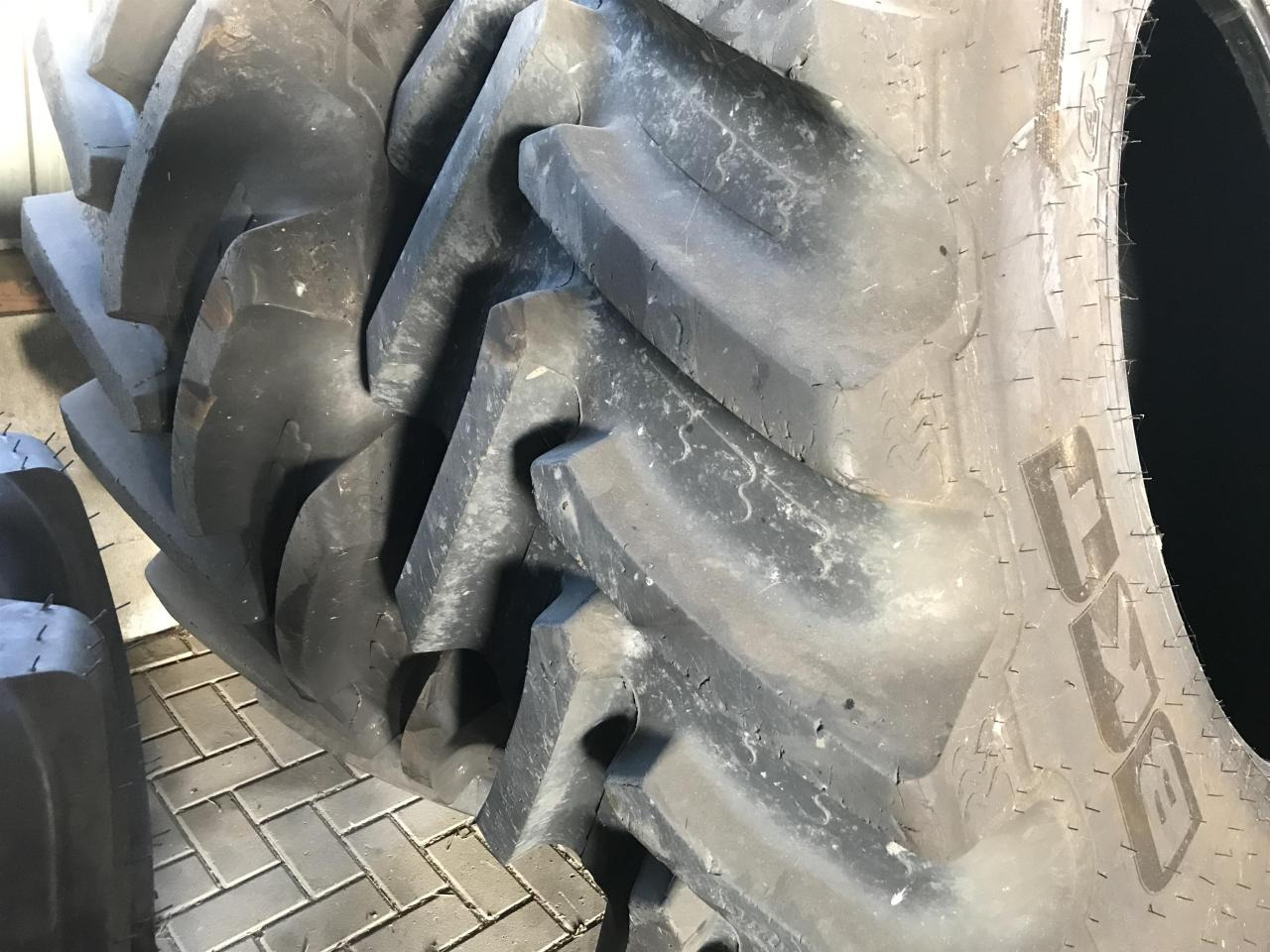 BKT 650/85R42 IF - Gumiabroncs - Mezőgazdasági gépek: 1 kép. BKT 650/85R42 IF - Gumiabroncs - Mezőgazdasági gépek: 1 kép.