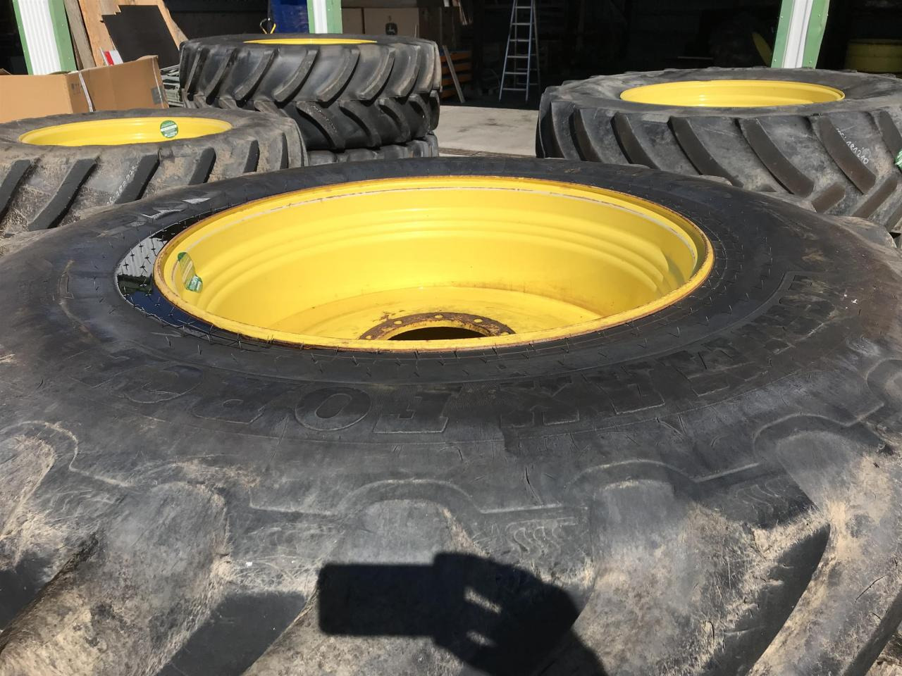 BKT 650/85R42 - Gumiabroncs - Mezőgazdasági gépek: 5 kép. BKT 650/85R42 - Gumiabroncs - Mezőgazdasági gépek: 5 kép.