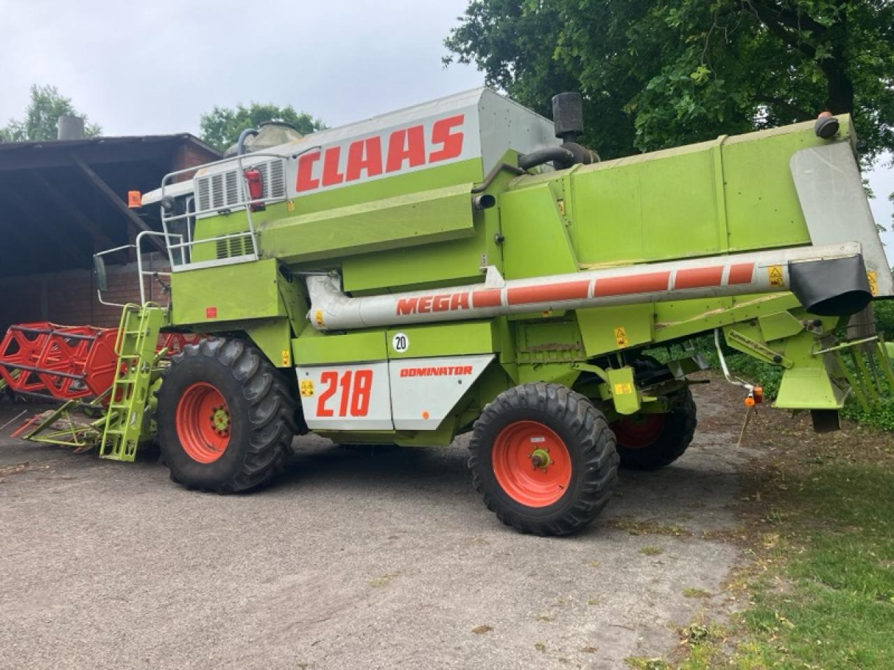 CLAAS Dominator 218 Mega - Kombájn: 3 kép. CLAAS Dominator 218 Mega - Kombájn: 3 kép.