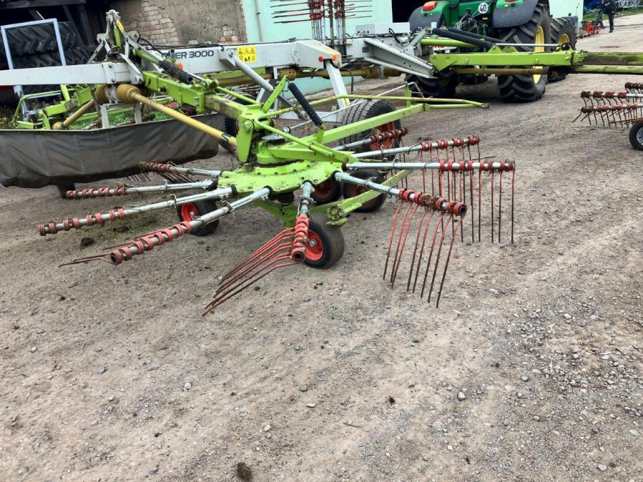 CLAAS Liner 3000 - Szénaforgató: 2 kép. CLAAS Liner 3000 - Szénaforgató: 2 kép.