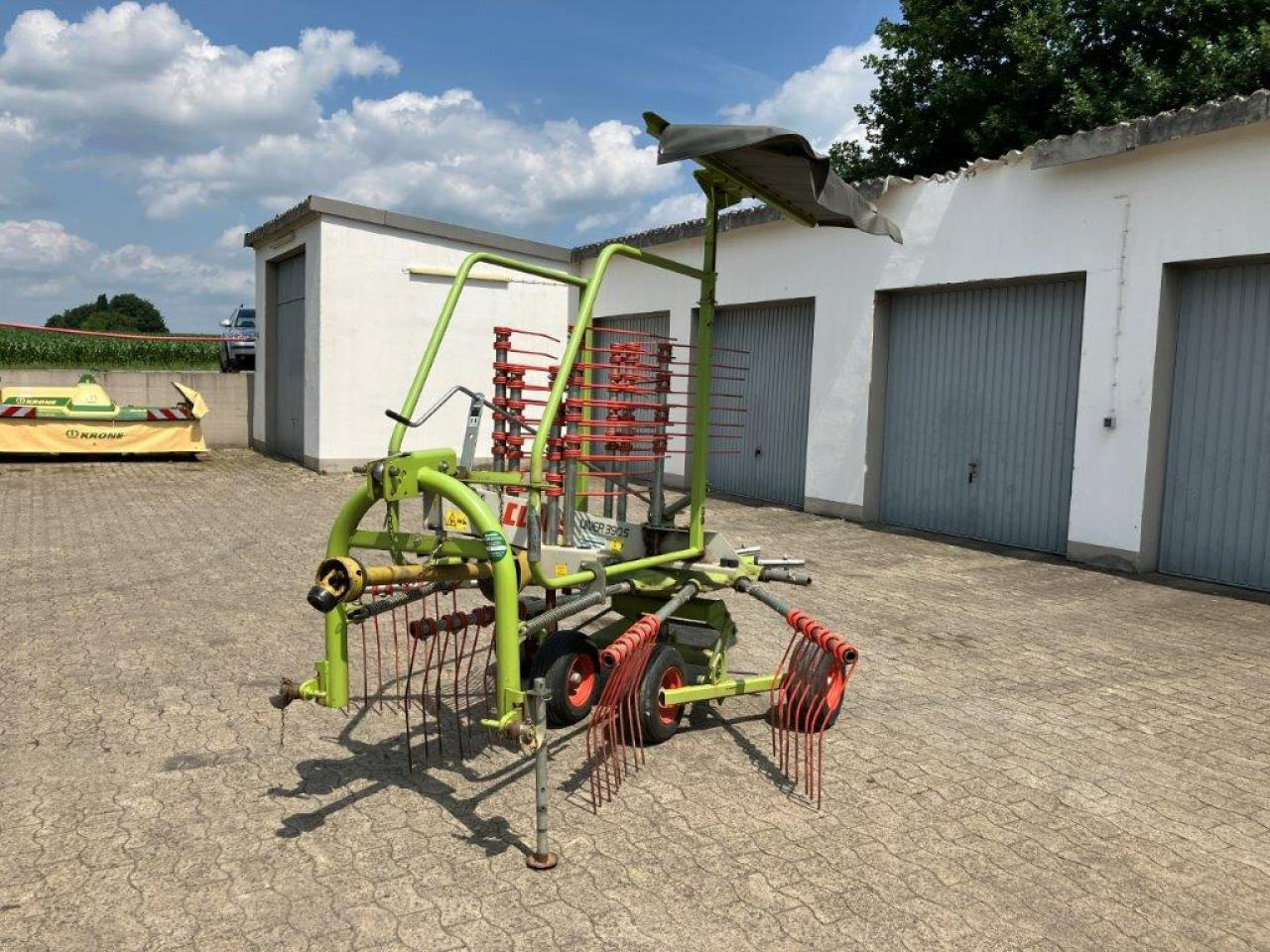 CLAAS Liner 390S - Szénaforgató: 2 kép. CLAAS Liner 390S - Szénaforgató: 2 kép.