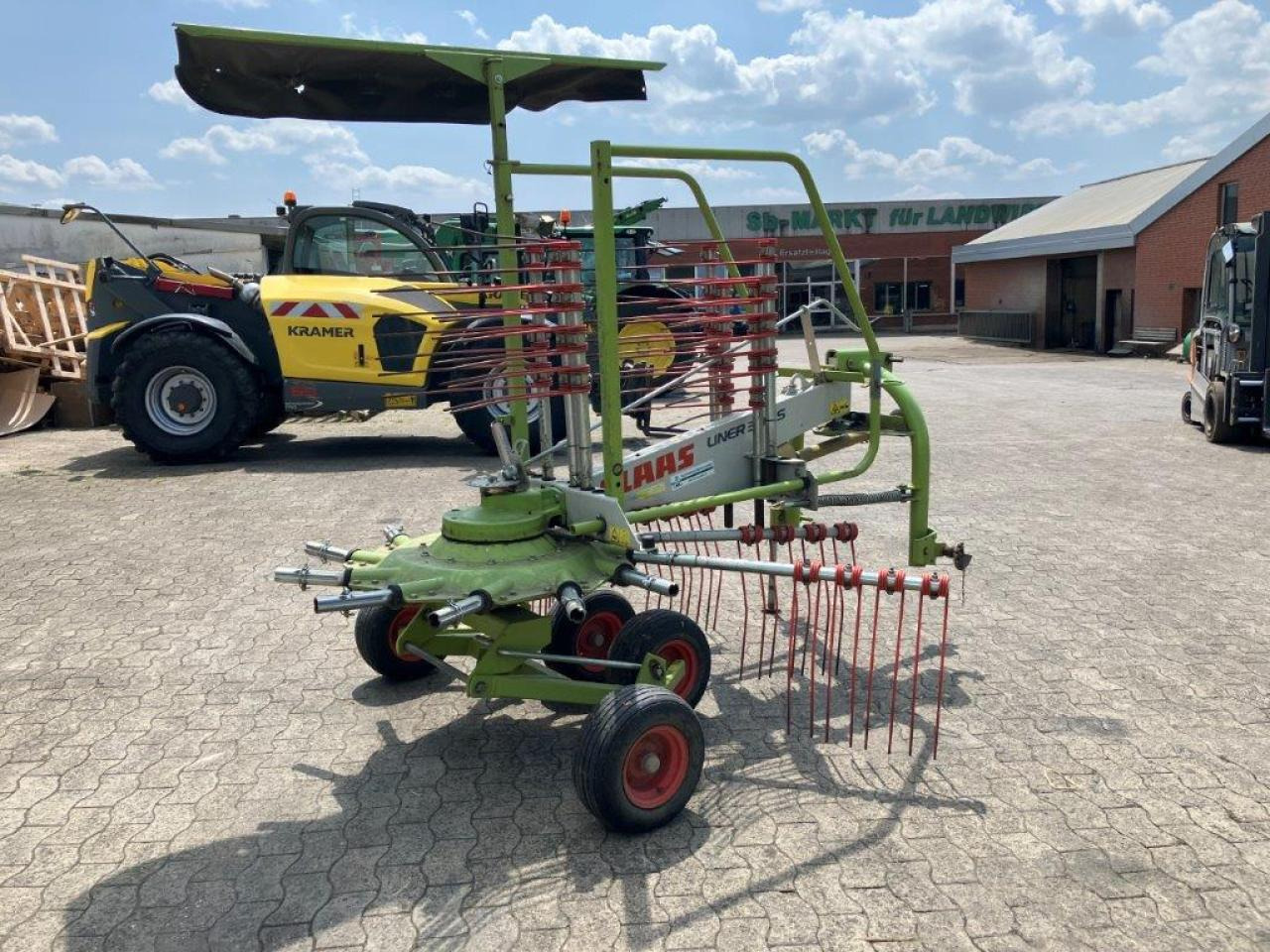 CLAAS Liner 390S - Szénaforgató: 4 kép. CLAAS Liner 390S - Szénaforgató: 4 kép.