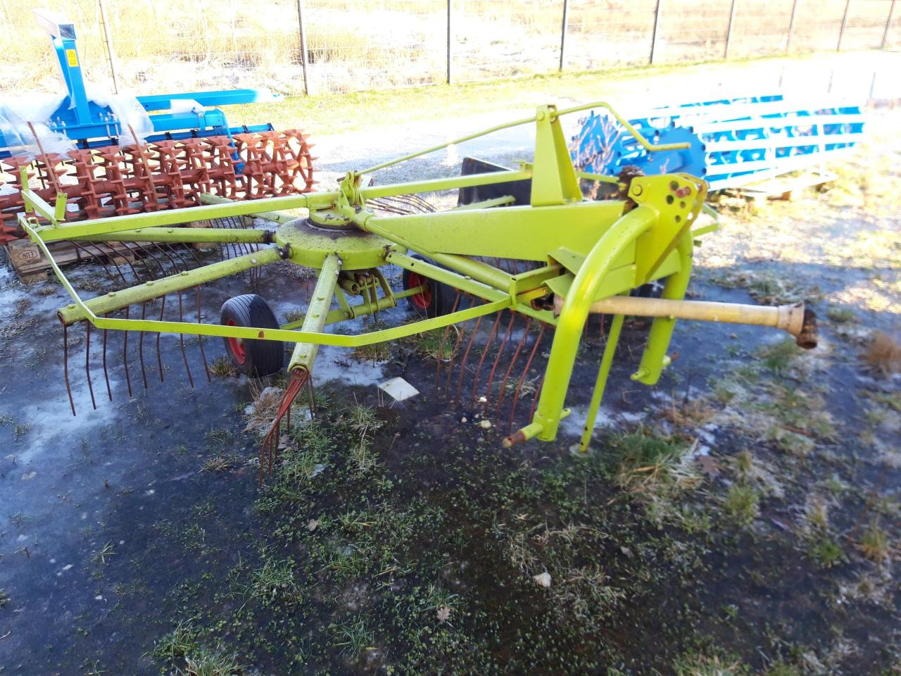 CLAAS WS 320 S - Szénaforgató: 1 kép. CLAAS WS 320 S - Szénaforgató: 1 kép.