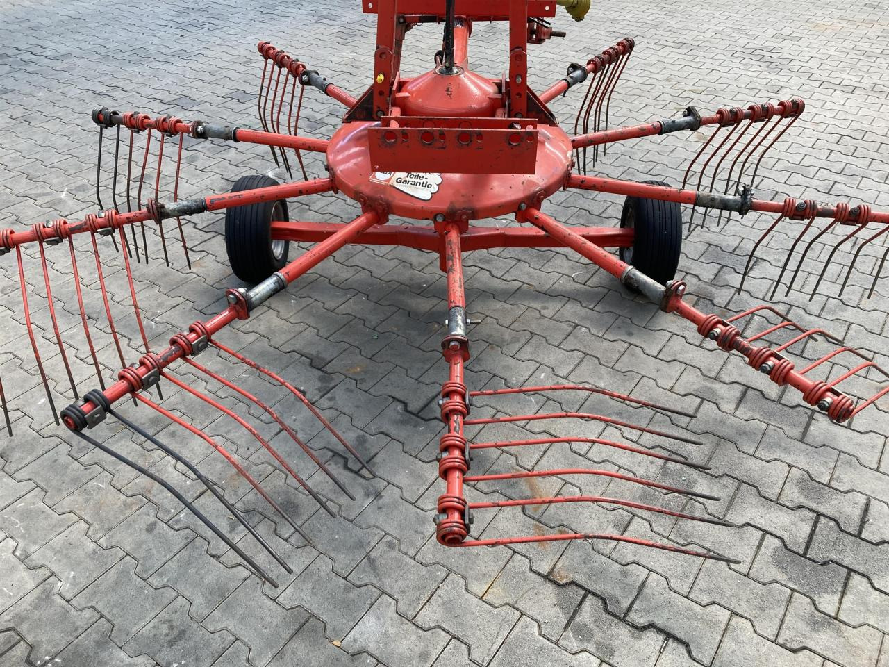 Fella TS 335 DN - Szénaforgató: 4 kép. Fella TS 335 DN - Szénaforgató: 4 kép.