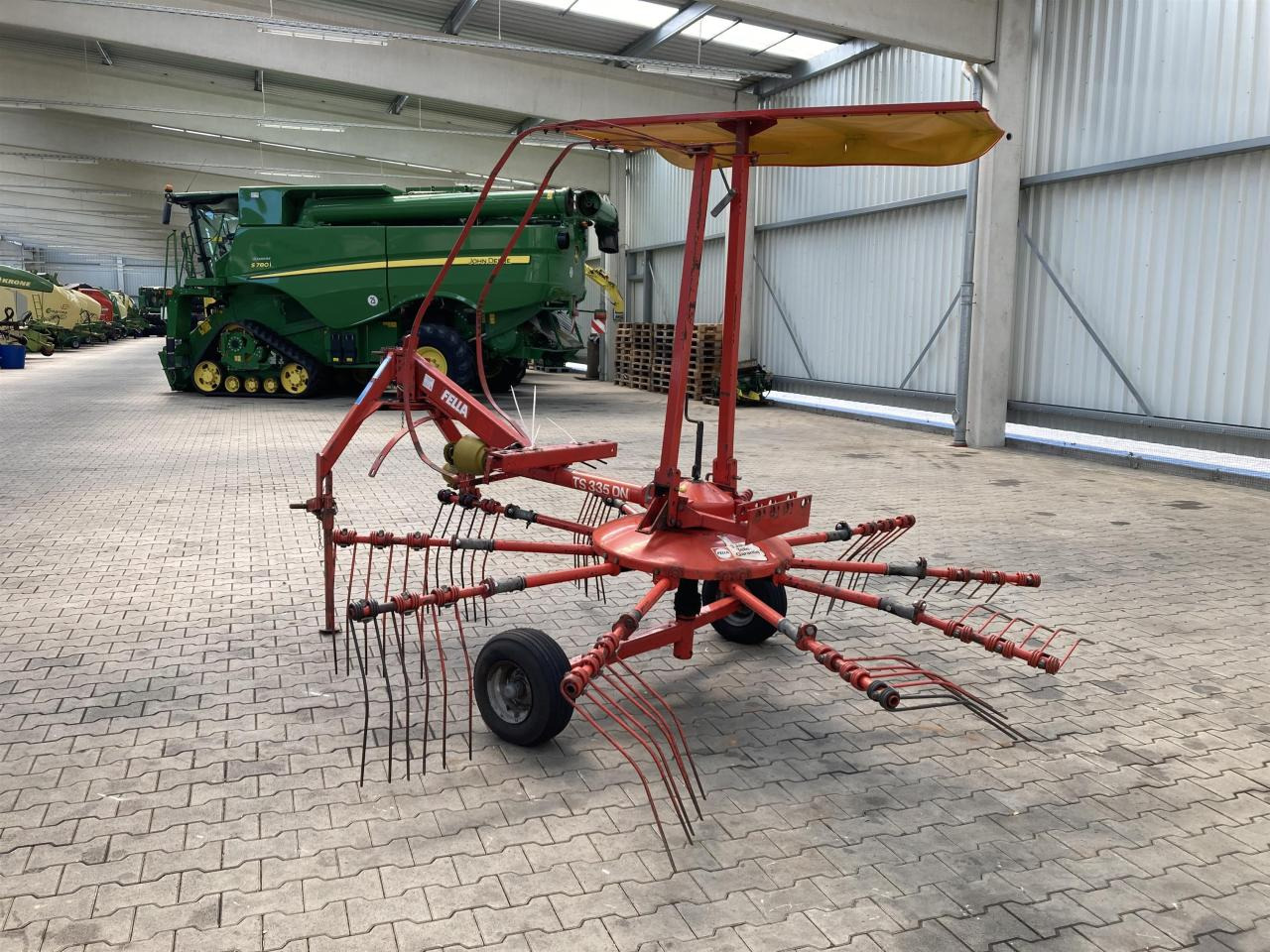 Fella TS 335 DN - Szénaforgató: 3 kép. Fella TS 335 DN - Szénaforgató: 3 kép.