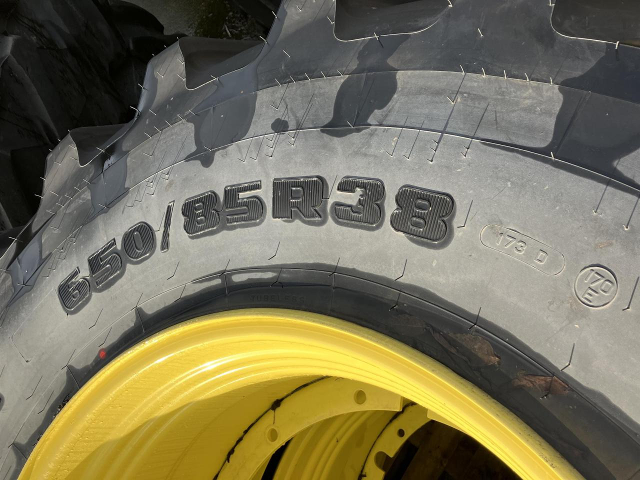 Firestone 650/85R38 - Gumiabroncs - Mezőgazdasági gépek: 4 kép. Firestone 650/85R38 - Gumiabroncs - Mezőgazdasági gépek: 4 kép.