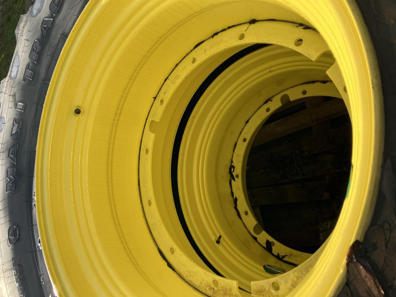 Firestone 650/85R38 - Gumiabroncs - Mezőgazdasági gépek: 5 kép. Firestone 650/85R38 - Gumiabroncs - Mezőgazdasági gépek: 5 kép.