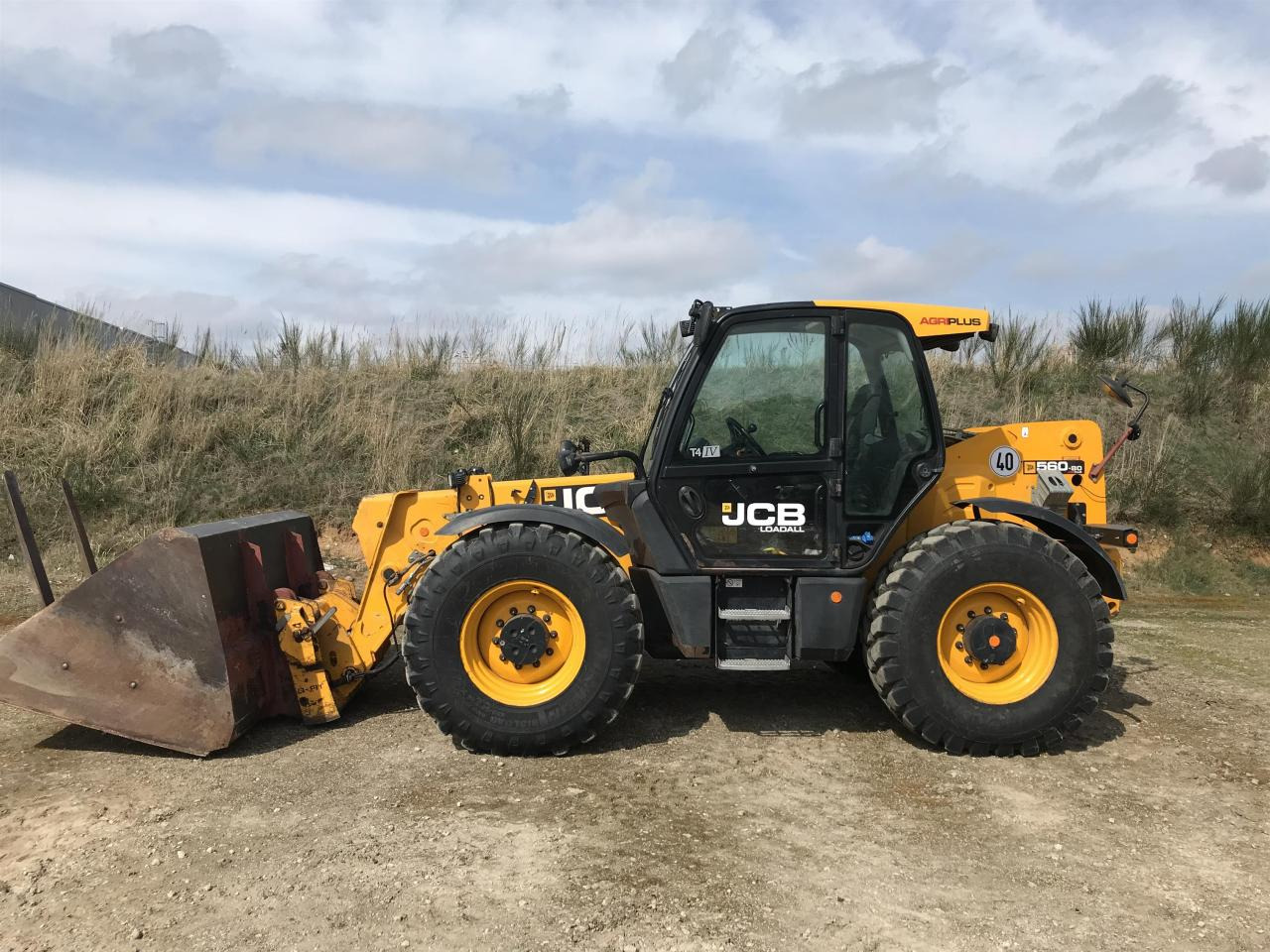 JCB 560-80 Agri Plus - Teleszkópos rakodó: 2 kép. JCB 560-80 Agri Plus - Teleszkópos rakodó: 2 kép.