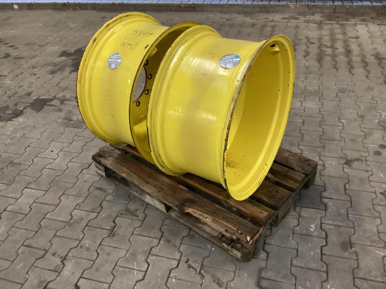 John Deere 15x30 - Gumiabroncs - Mezőgazdasági gépek: 1 kép. John Deere 15x30 - Gumiabroncs - Mezőgazdasági gépek: 1 kép.