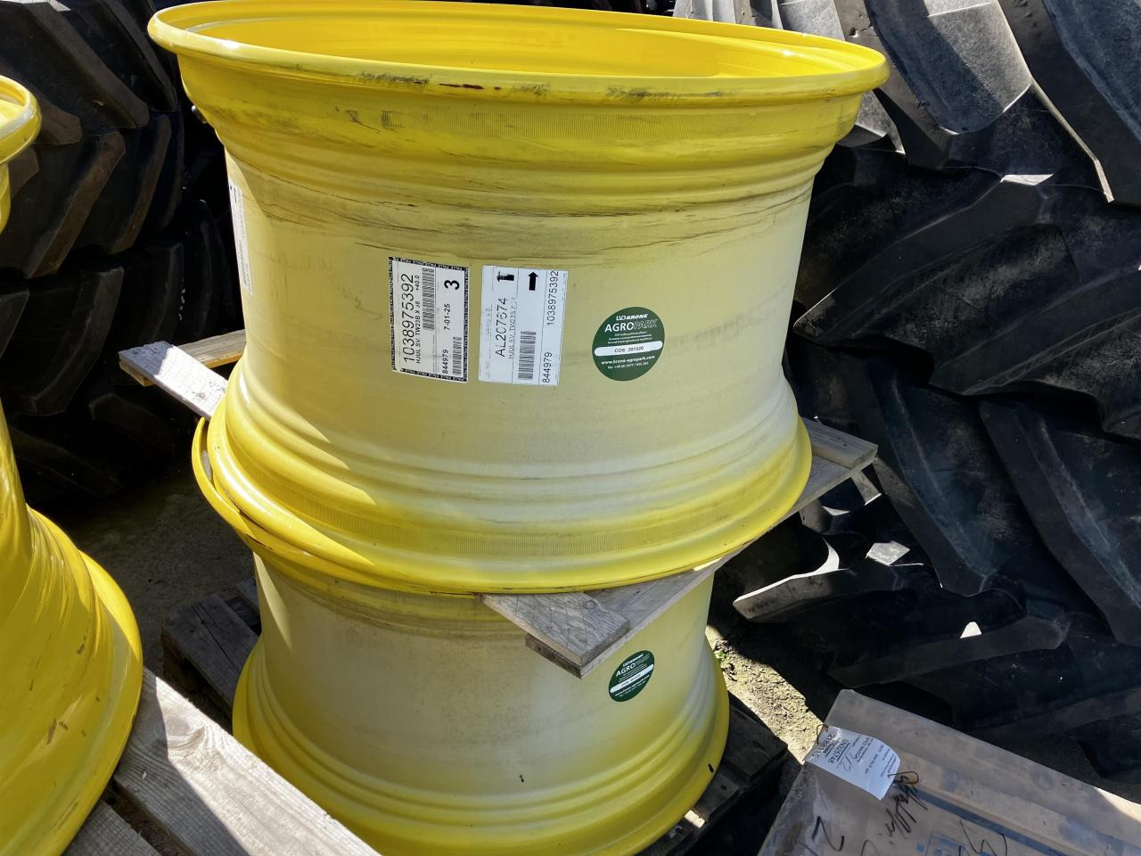 John Deere 23x38 - Gumiabroncs - Mezőgazdasági gépek: 1 kép. John Deere 23x38 - Gumiabroncs - Mezőgazdasági gépek: 1 kép.