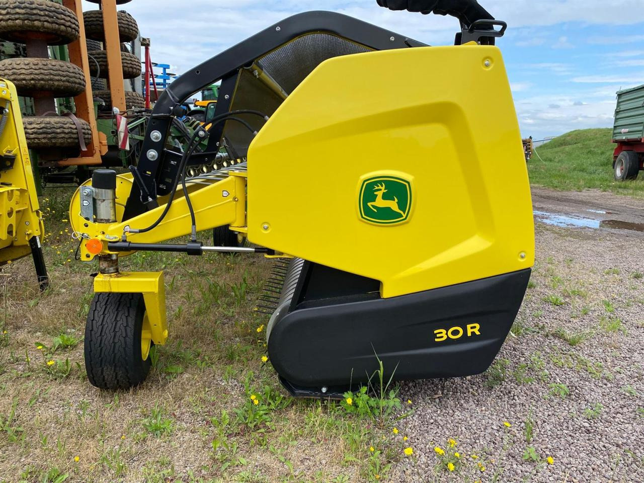 John Deere 30R - Takarmánybetakarító gép: 2 kép. John Deere 30R - Takarmánybetakarító gép: 2 kép.