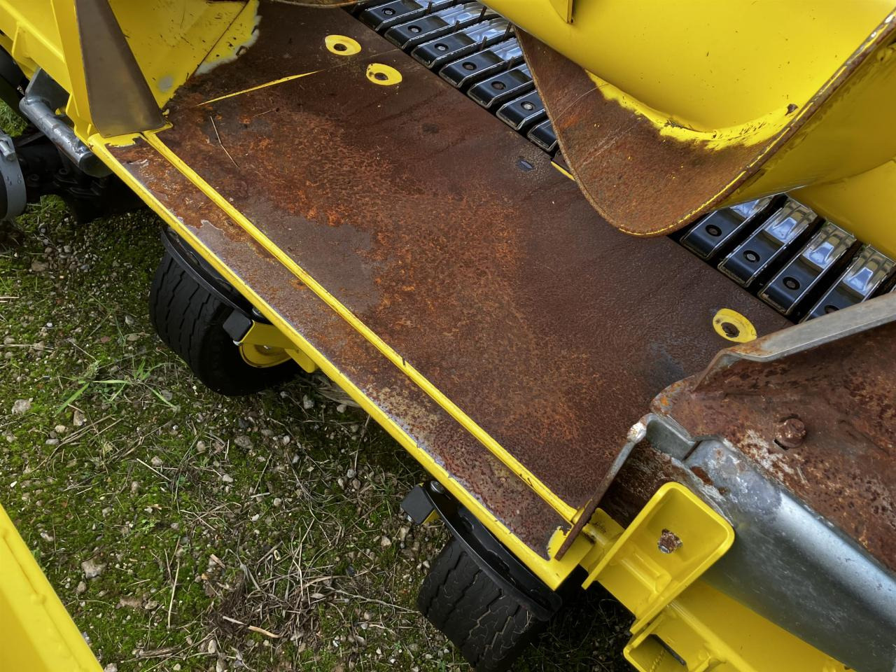 John Deere 30R - Takarmánybetakarító gép: 4 kép. John Deere 30R - Takarmánybetakarító gép: 4 kép.