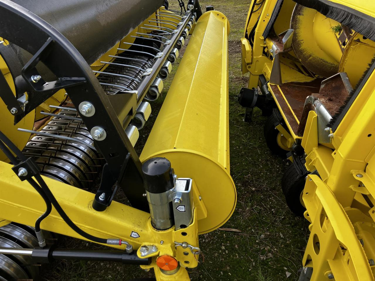 John Deere 30R - Takarmánybetakarító gép: 5 kép. John Deere 30R - Takarmánybetakarító gép: 5 kép.