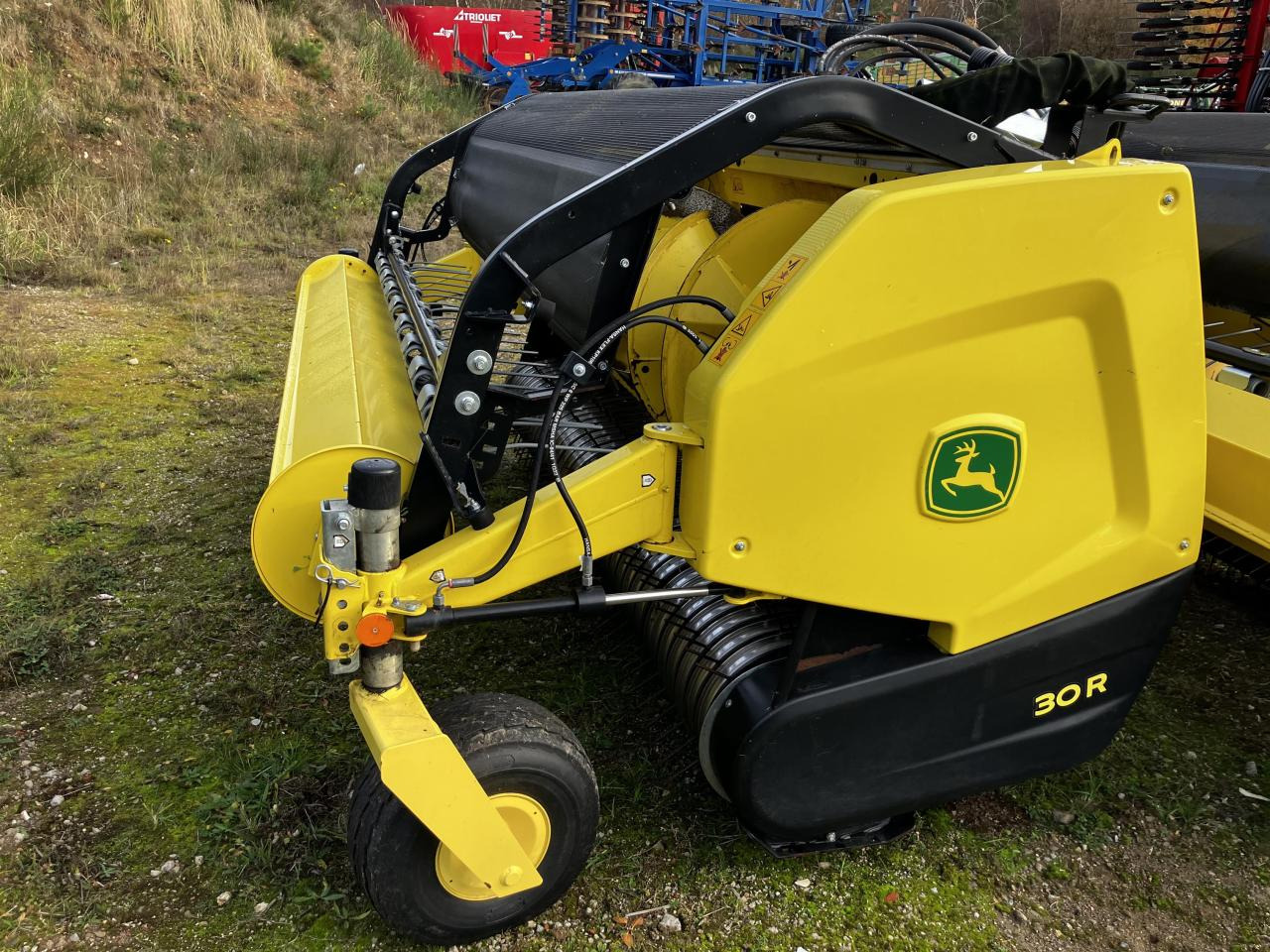 John Deere 30R - Takarmánybetakarító gép: 3 kép. John Deere 30R - Takarmánybetakarító gép: 3 kép.