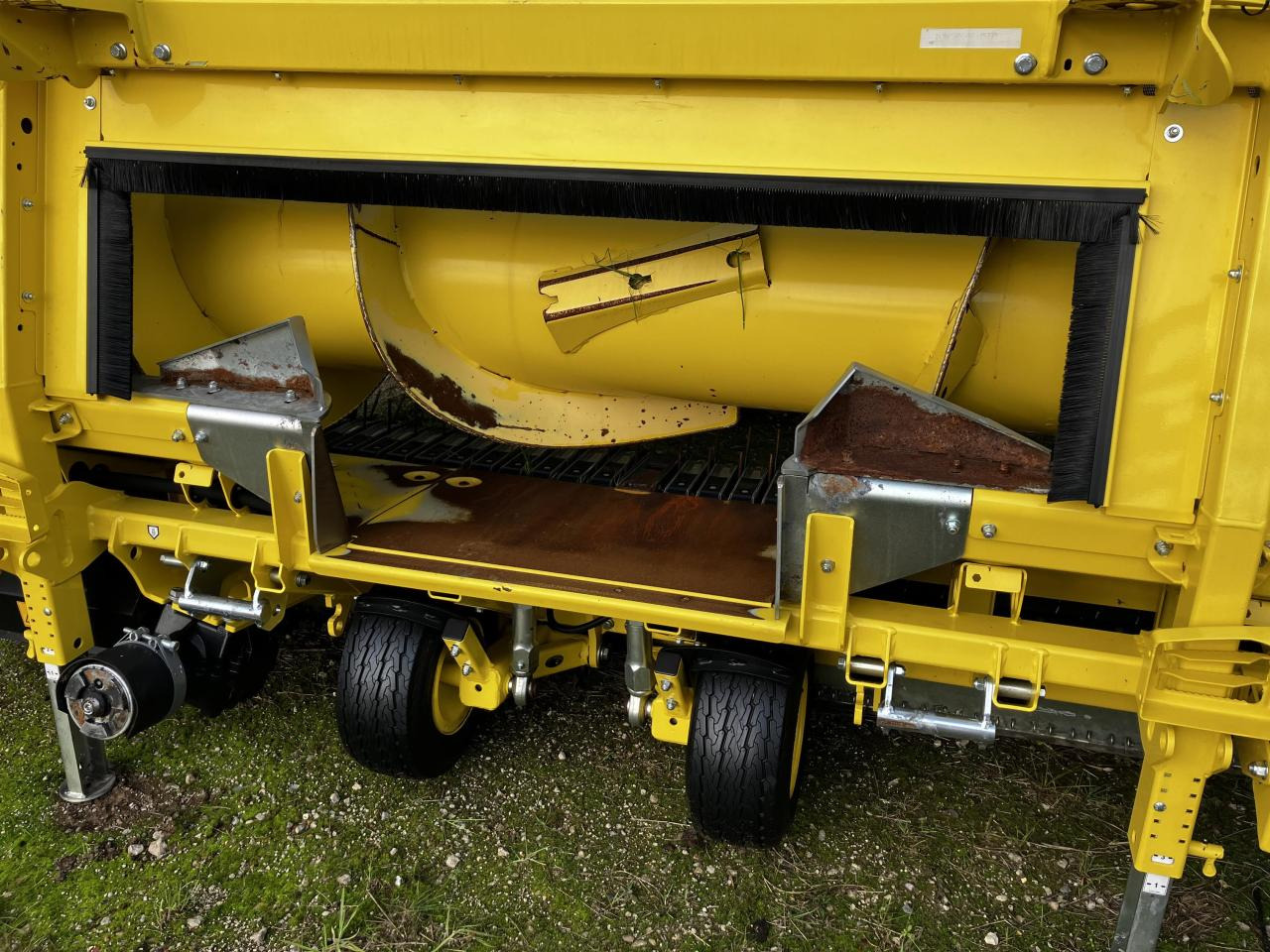 John Deere 30R - Takarmánybetakarító gép: 2 kép. John Deere 30R - Takarmánybetakarító gép: 2 kép.