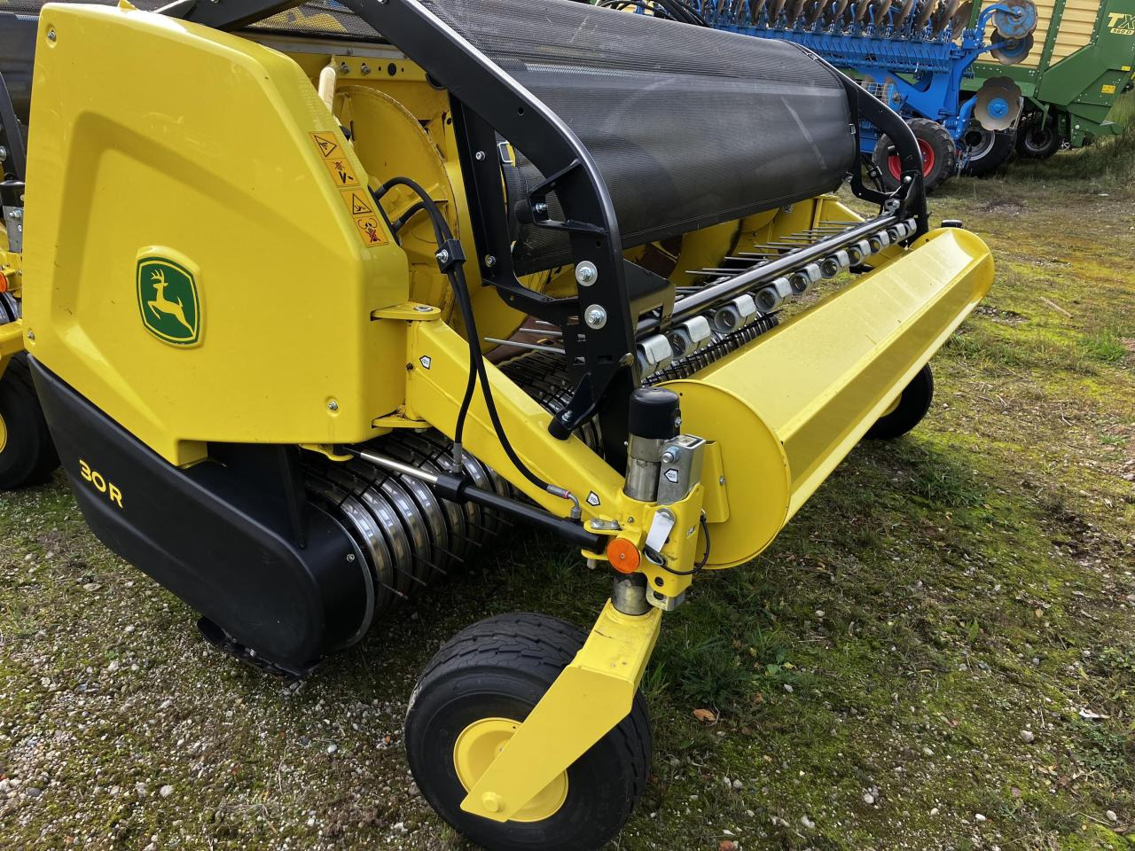 John Deere 30R - Takarmánybetakarító gép: 1 kép. John Deere 30R - Takarmánybetakarító gép: 1 kép.