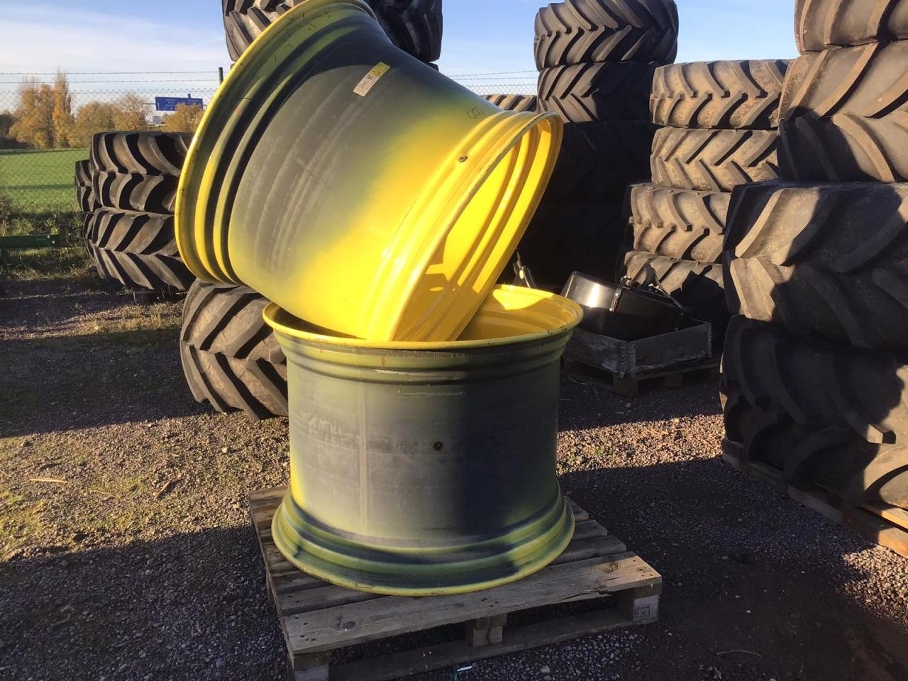 John Deere 42 Zoll - Gumiabroncs - Mezőgazdasági gépek: 1 kép. John Deere 42 Zoll - Gumiabroncs - Mezőgazdasági gépek: 1 kép.