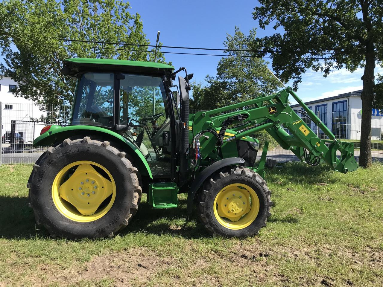John Deere 5075E - Traktor: 1 kép. John Deere 5075E - Traktor: 1 kép.