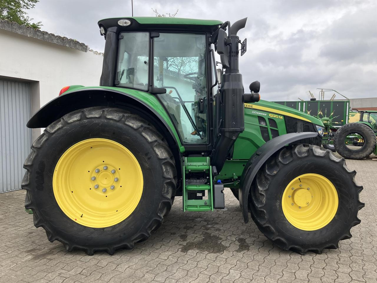 John Deere 6120M - Traktor: 4 kép. John Deere 6120M - Traktor: 4 kép.
