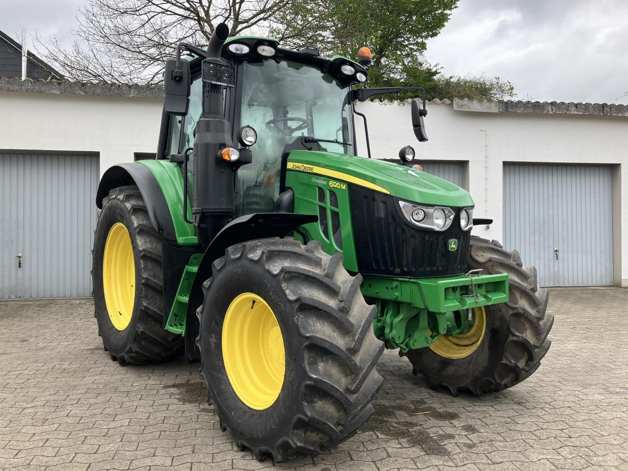 John Deere 6120M - Traktor: 1 kép. John Deere 6120M - Traktor: 1 kép.