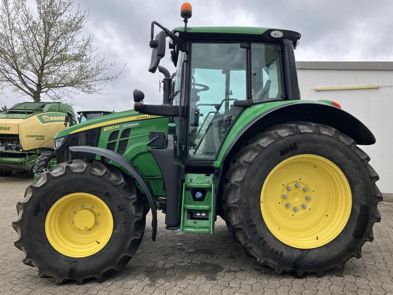 John Deere 6120M - Traktor: 3 kép. John Deere 6120M - Traktor: 3 kép.