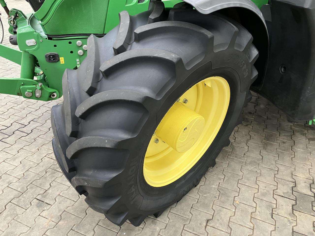 John Deere 6145R - Traktor: 2 kép. John Deere 6145R - Traktor: 2 kép.
