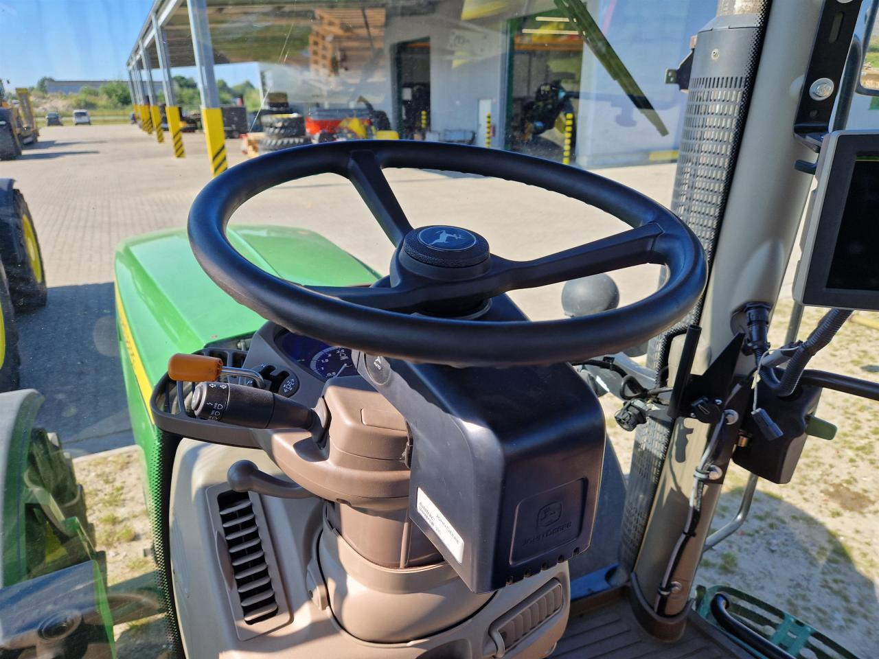 John Deere 6150R - Traktor: 4 kép. John Deere 6150R - Traktor: 4 kép.