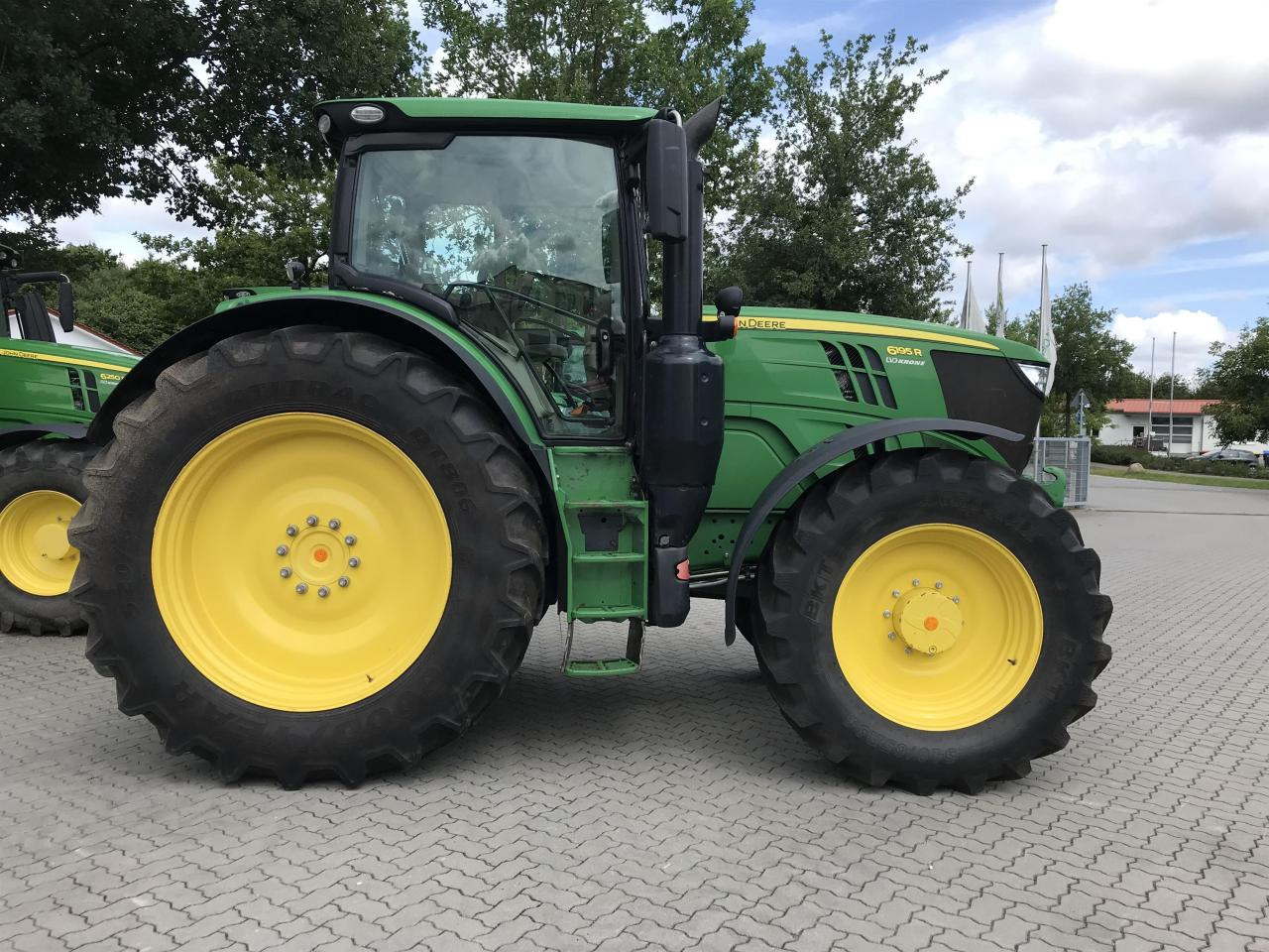 John Deere 6195R - Traktor: 2 kép. John Deere 6195R - Traktor: 2 kép.
