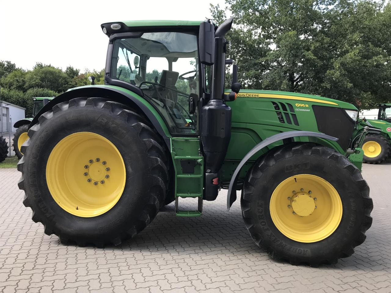 John Deere 6195R - Traktor: 2 kép. John Deere 6195R - Traktor: 2 kép.