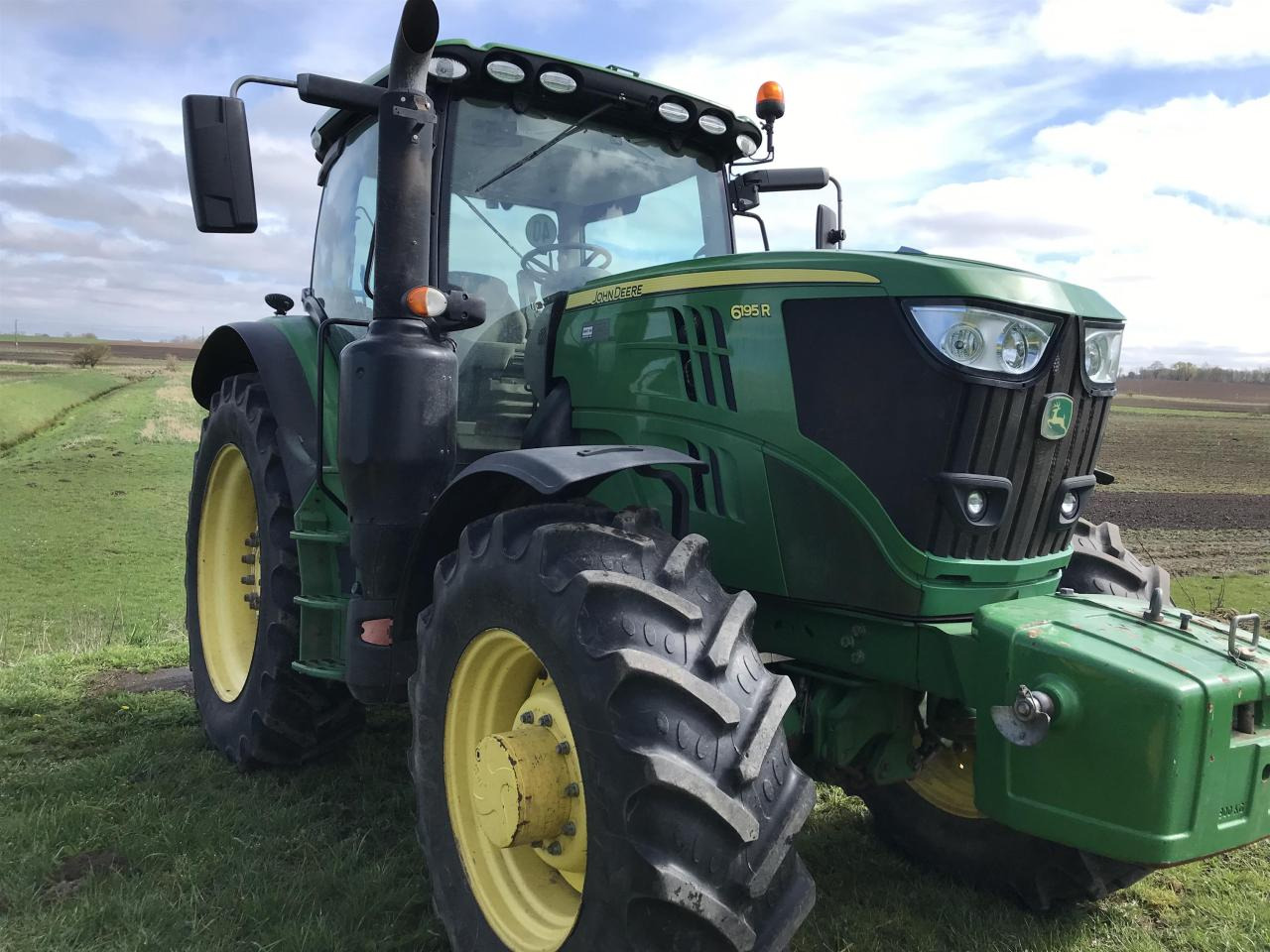 John Deere 6195R - Traktor: 2 kép. John Deere 6195R - Traktor: 2 kép.