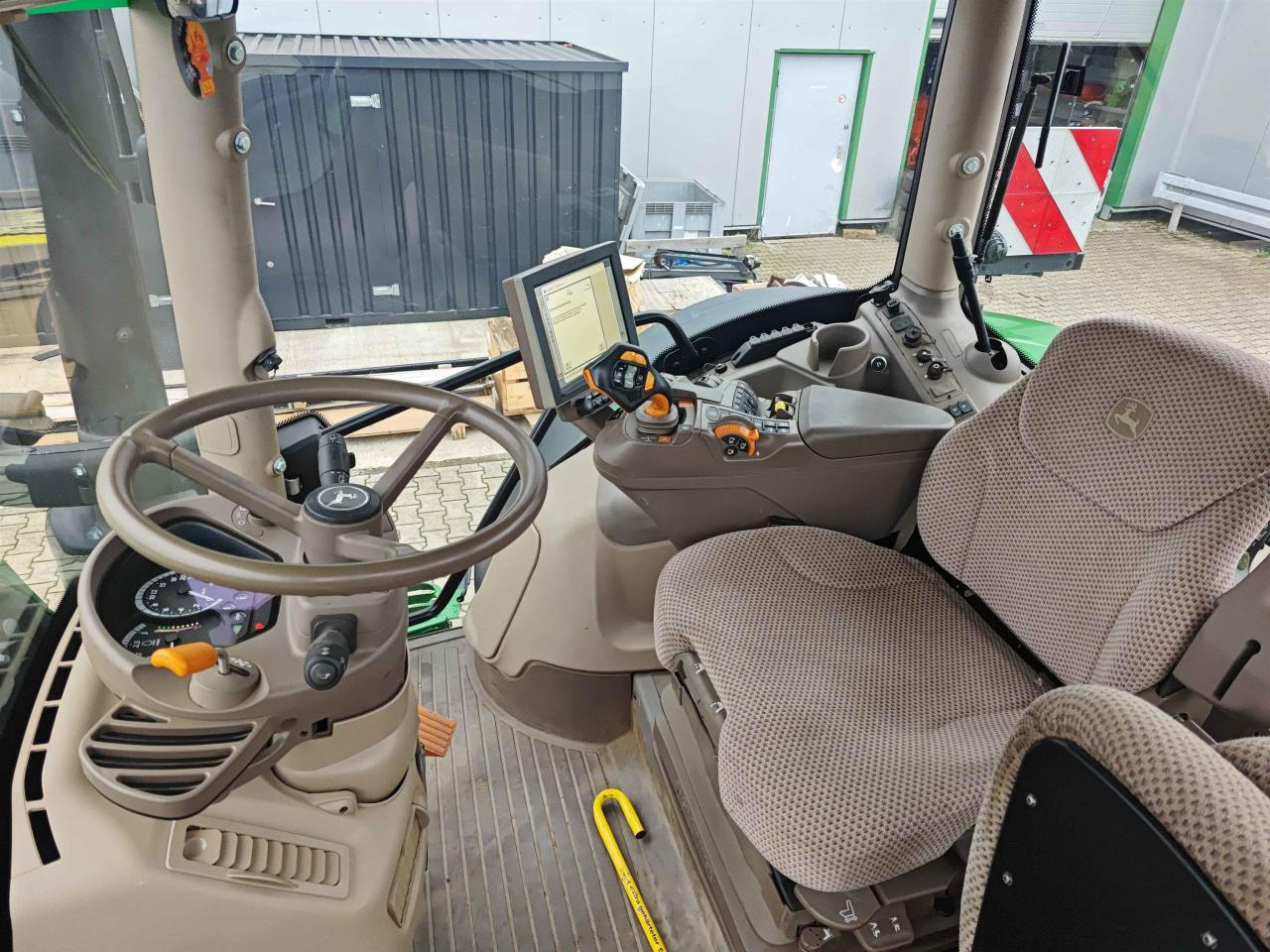 Traktor John Deere 6215R: 9 kép.