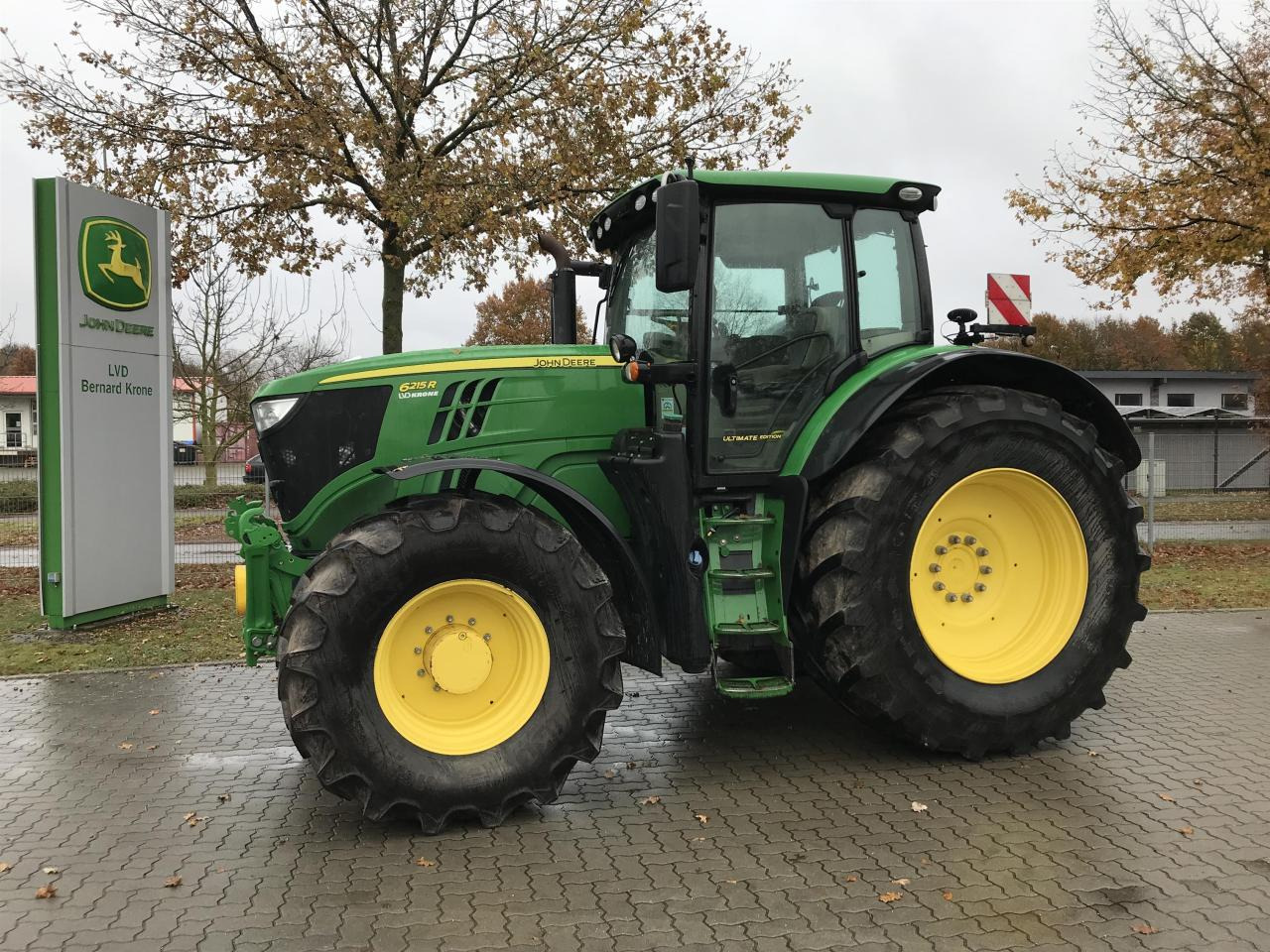 John Deere 6215R - Traktor: 1 kép. John Deere 6215R - Traktor: 1 kép.