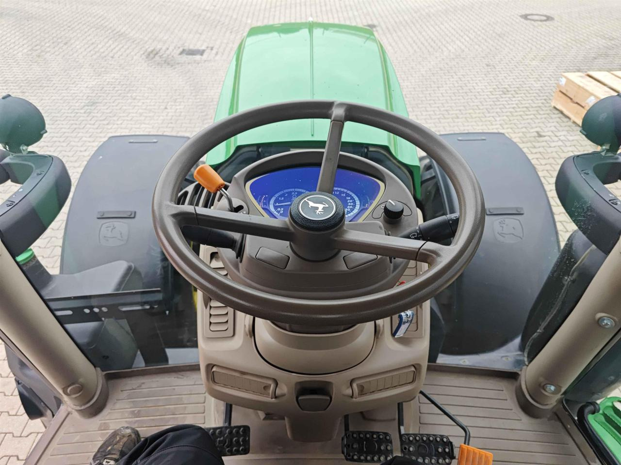 Traktor John Deere 6215R: 11 kép.