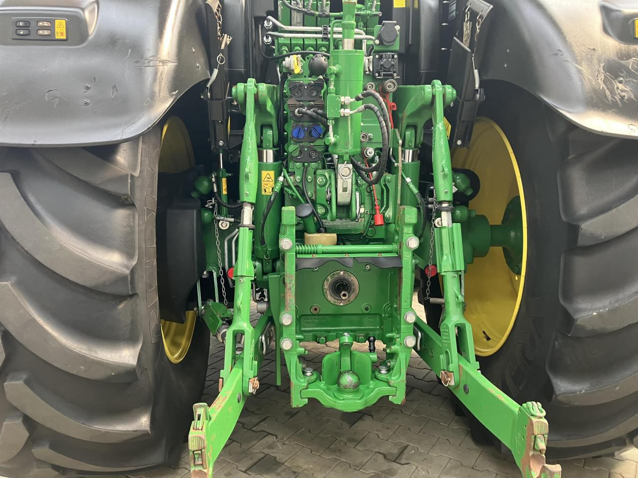 John Deere 6215R - Traktor: 5 kép. John Deere 6215R - Traktor: 5 kép.