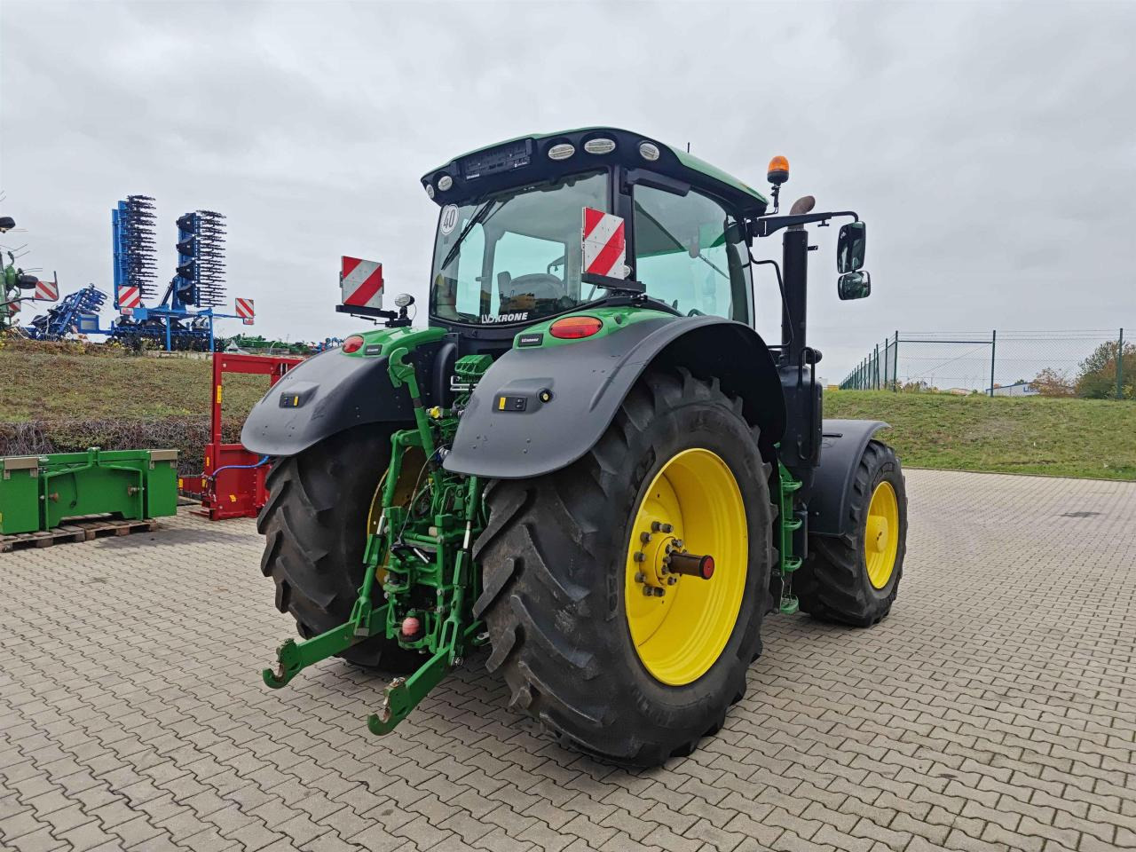 John Deere 6215R - Traktor: 5 kép. John Deere 6215R - Traktor: 5 kép.