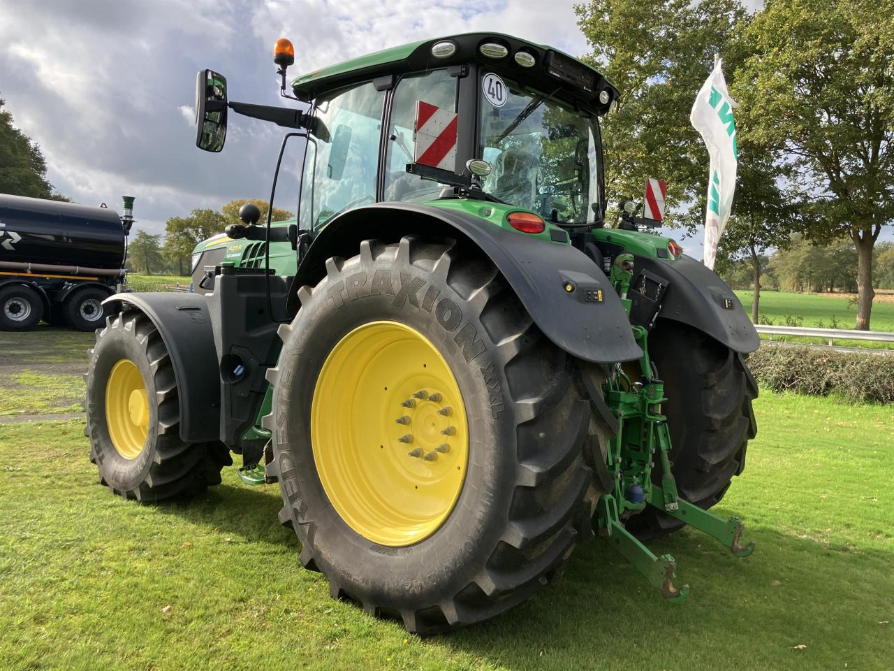 Traktor John Deere 6215R: 6 kép.