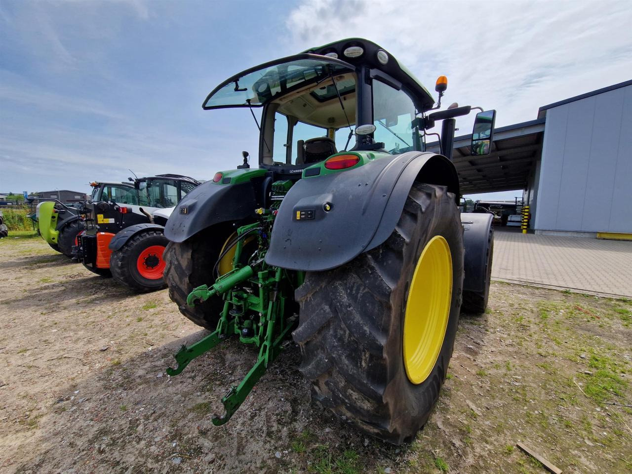 John Deere 6215R - Traktor: 3 kép. John Deere 6215R - Traktor: 3 kép.