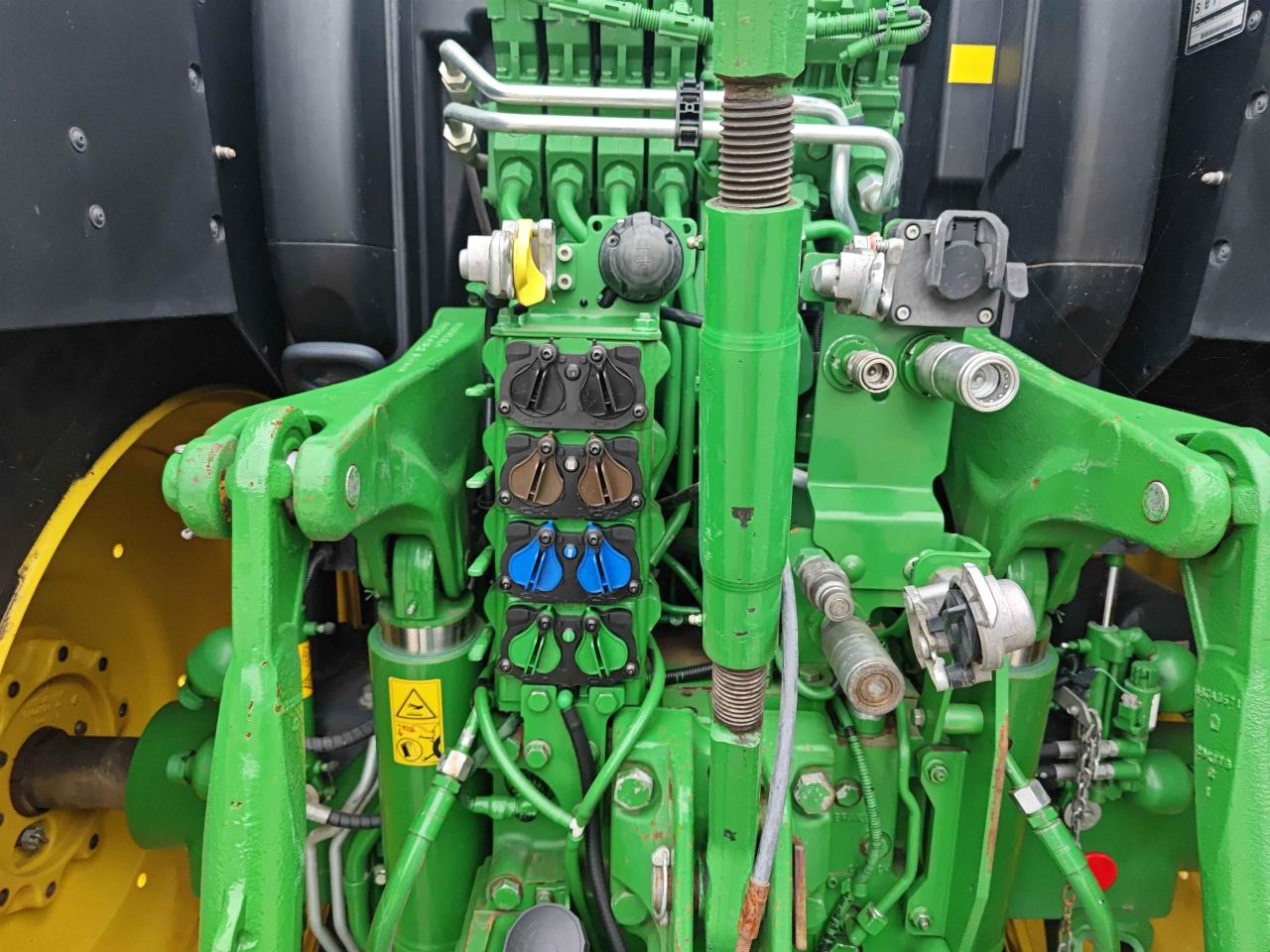 Traktor John Deere 6215R: 13 kép.