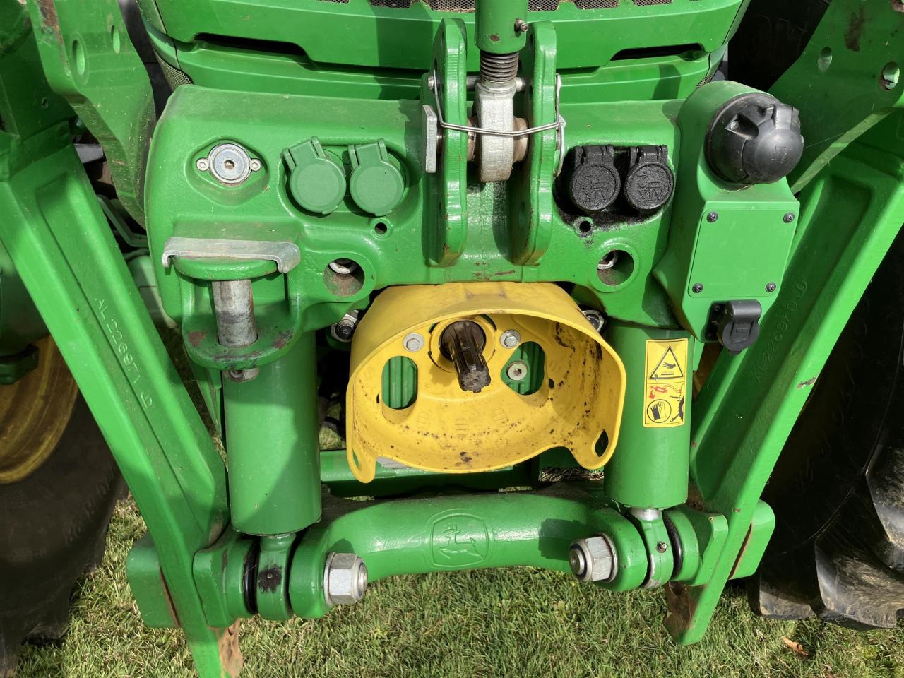 Traktor John Deere 6215R: 9 kép.